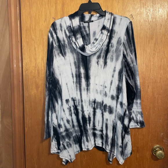 •CHA CHA VENTE•BLACK & GRAY TIE-DYE RAYON/SPANDEX COWL NECK & SHARK BITE BLOUSE - Picture 3 of 9